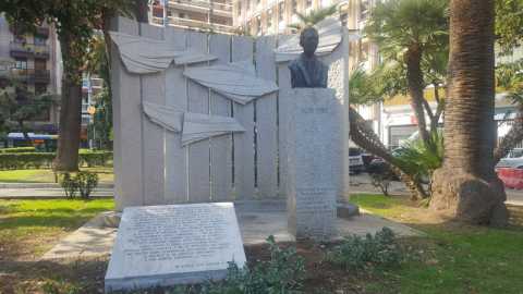 Bari, dopo il danneggiamento ripristinata la lapide dedicata ad Aldo Moro 